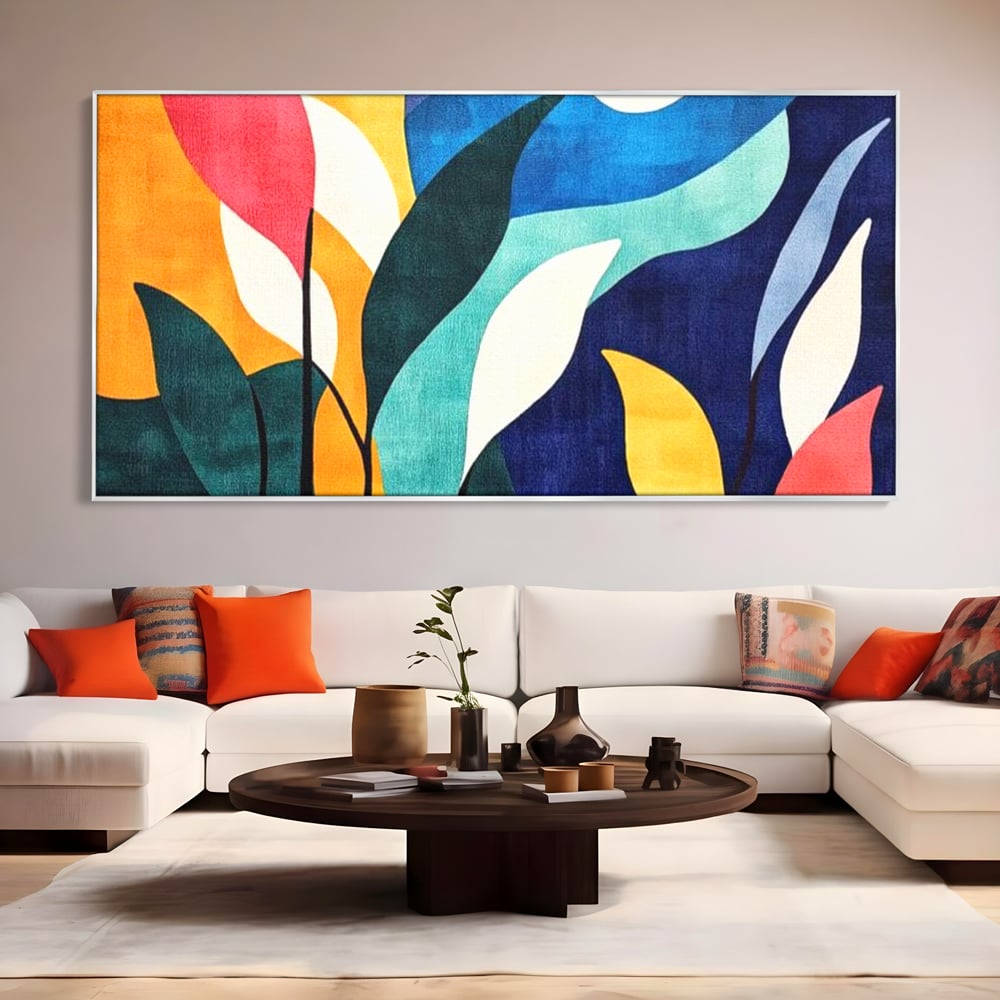 Tablou canvas cu tablou canvas cu frunze stilizate si luna, in rama de aluminiu argintiu, pe perete intr-un living